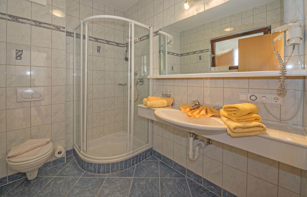 Haus Schluder - Familie Stanitzer Hotel Weissensee Ruang foto